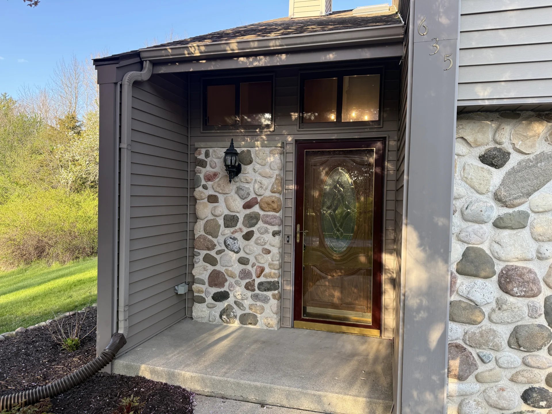 635 Tamarack Drive W photo 2