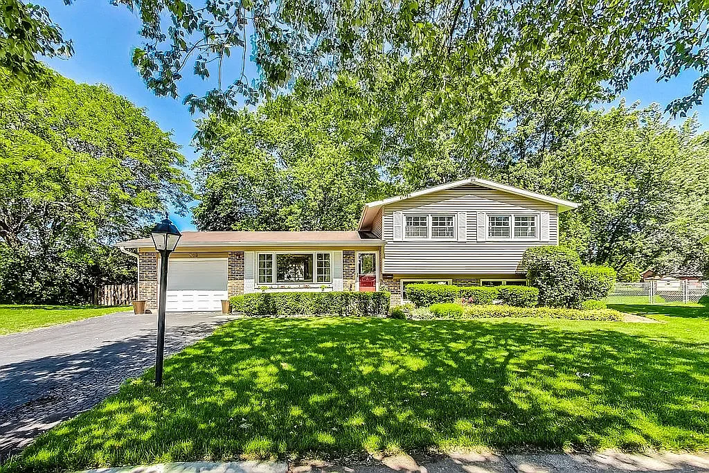 318 West Hackberry Drive, Arlington Heights, Illinois